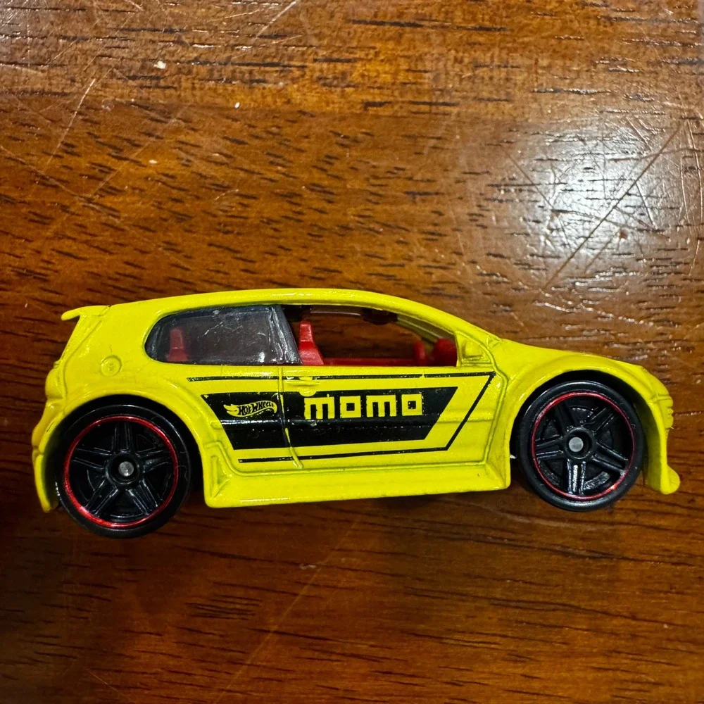 Hot Wheels Volkswagen‎ Golf GTI Yellow MOMO Racing Widebody Diecast Car K6159